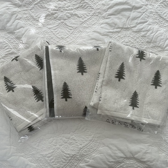 NWT Set of 3 Pottery Barn Pine Tree Reversible Hand Towels Winter Holiday Forest - Picture 3 of 4